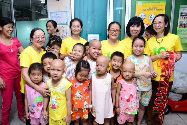 Gửi trao tết trọn vẹn đến với các em ở bệnh viện ung bướu - 2 Các em nhỏ háo hức chờ đợi thật nhiều điều bất ngờ dễ thương từ OMO. Những nụ cười thật đẹp!