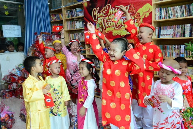 Gửi trao tết trọn vẹn đến với các em ở bệnh viện ung bướu - 7 Trọn vẹn là rất nhiều tiếng cười lảnh lót khi các em nhận những bao lì xì của mình, vẫy vẫy khoe với bố mẹ mình.