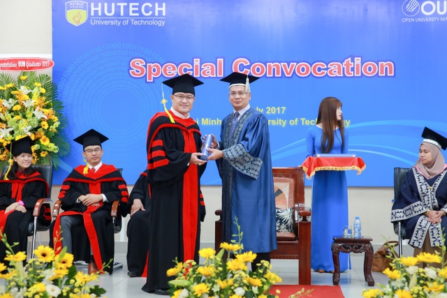 Tuyển sinh Thạc sĩ Quản trị kinh doanh (MBA) ĐH Mở Malaysia - 2 Học viên chương trình MBA OUM tại Đại học HUTECH hầu hết là những người nắm giữ vị trí cao trong doanh nghiệp