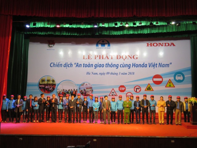 Chung tay đẩy mạnh các hoạt động an toàn giao thông cho người dân trên cả nước - 3 Honda Việt Nam trao tặng mũ bảo hiểm cho Ban an toàn giao thông tại Hà Nam