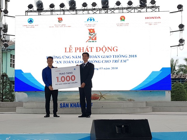 Chung tay đẩy mạnh các hoạt động an toàn giao thông cho người dân trên cả nước - 5 Trao tặng 1000 mũ bảo hiểm cho người dân Đà Nẵng