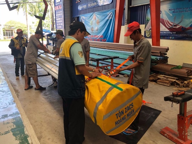 NS BlueScope Việt Nam tạo ra những giá trị an toàn lao động vì lợi ích cộng đồng - 3 Đại lý ủy quyền tôn Zacs hưởng ứng sử dụng bạt che đầu tấm tôn khi vận chuyển tôn.