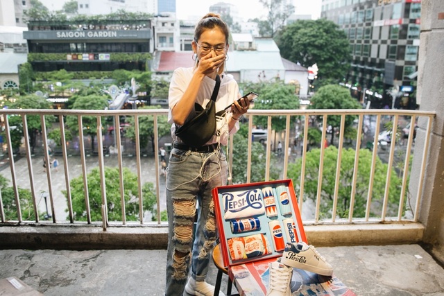 Sài Gòn: Hàng trăm bạn trẻ tụ họp tại phố đi bộ truy tìm món quà cực giá trị! - 4 Bạn nữ (Lê Vân) vỡ òa trong niềm sung sướng khi tìm ra “báu vật”…