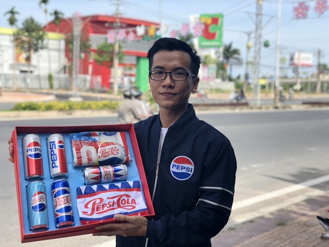 Giới trẻ Cần Thơ sôi sục vì quà chất Pepsi - 3 Mình rất thích mẫu lon Pepsi thập niên 50s và 60s, đơn giản vì nó quá đẹp.