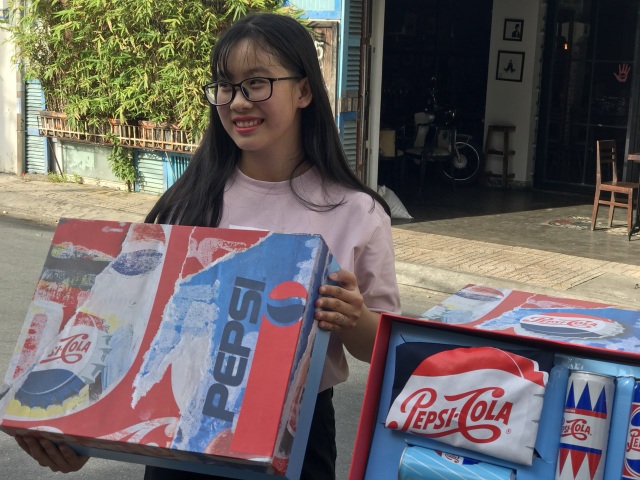 Giới trẻ Cần Thơ sôi sục vì quà chất Pepsi - 4 Phần quà đã thuộc về bạn nữ với “thần thái” sang chảnh nhất