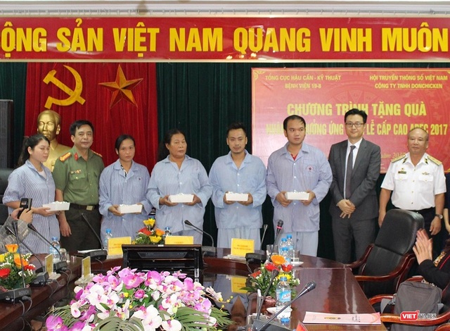 Gà rán Donchicken Hàn Quốc: Cơn sốt mới của giới trẻ Hà Nội - 3 Lãnh đạo Hội Truyền thông số, Bệnh viện 198, DonChiken trao 680 suất ăn cho bệnh nhân lưu trú tại bệnh viện 198 Bộ Công an.