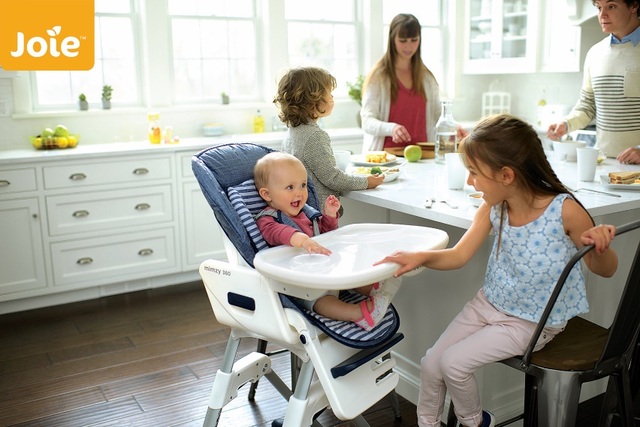 Ghế ăn xoay 360◦ chỉ với một thao tác cho bé tham gia vào bữa ăn cùng gia đình và giao tiếp với mọi người một cách dễ dàng