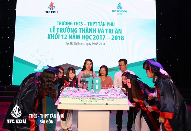Lễ tri ân và trưởng thành của học sinh trường THCS - THPT Tân Phú - 2 Tuổi 18 chỉ đi qua trong đời một lần nên khoảnh khắc này sẽ lắng đọng trong tâm hồn các em