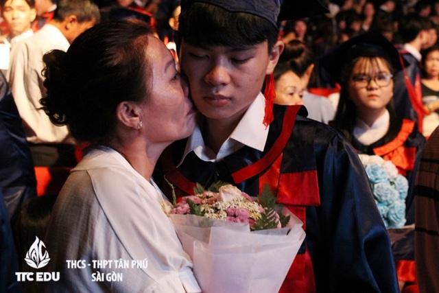 Lễ tri ân và trưởng thành của học sinh trường THCS - THPT Tân Phú - 3 Những giọt nước mắt của hạnh phúc đã lăn dài trên nhiều khóe mắt
