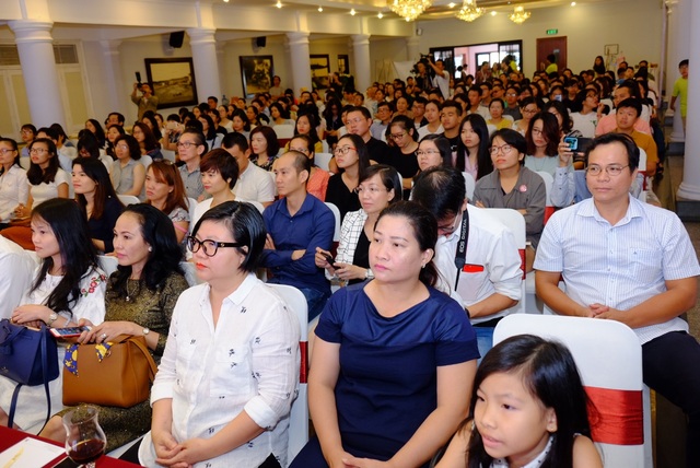 Chính thức ra mắt phong trào trẻ em DFC - 5 Đông đảo quý phụ huynh quan tâm, chăm chú lắng nghe buổi toạ đàm đến tận 12h trưa 26/5.