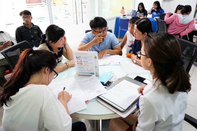 Xét tuyển học bạ vào đại học quốc tế - Xu hướng lựa chọn của thí sinh - 1 Thí sinh cùng phụ huynh đến nộp hồ sơ xét học bạ tại UEF