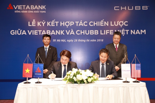 Chubb Life Việt Nam và Ngân hàng TMCP Việt Á chính thức hợp tác phân phối sản phẩm bảo hiểm - 1 Đại diện Chubb Life Việt Nam và VietABank tại buổi lễ ký kết hợp tác chiến lược.