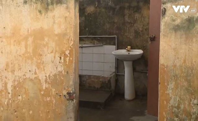 Nhà vệ sinh Trường Tiểu học Vũ Quý xuống cấp nghiêm trọng, không cửa ra vào. (Ảnh: VTV)