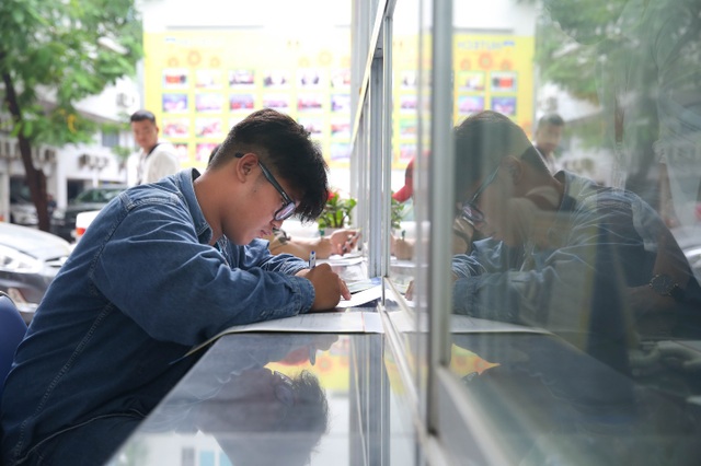 Thấy gì từ điểm chuẩn các trường đại học năm 2018? - 1 Thí sinh nộp hồ sơ xét tuyển vào trường Đại học HUTECH
