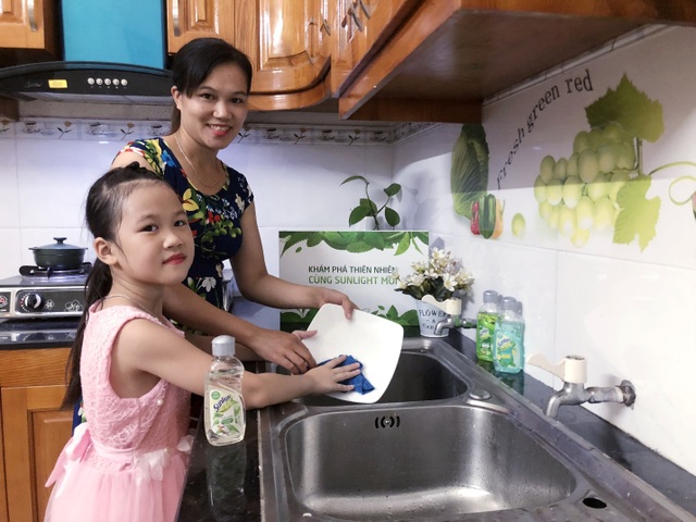Khám phá ngay sản phẩm khiến hội "mẹ sành dâu đảm" chia sẻ rầm rộ thời gian gần đây - 2 Mẹ Huyền Dinh tin tưởng chọn Sunlight cho gia đình.
