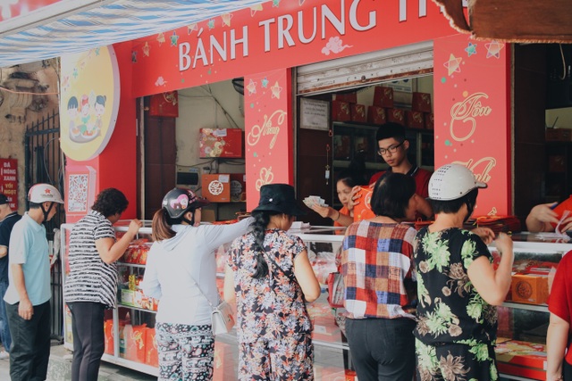 Bánh Trung thu chuẩn vị truyền thống “được lòng” nhiều thực khách - 1 Từ đầu tháng 8, nhiều khách hàng đến với Bánh mứt kẹo Hà Nội để tìm mua những chiếc bánh Trung thu chuẩn vị truyền thống.