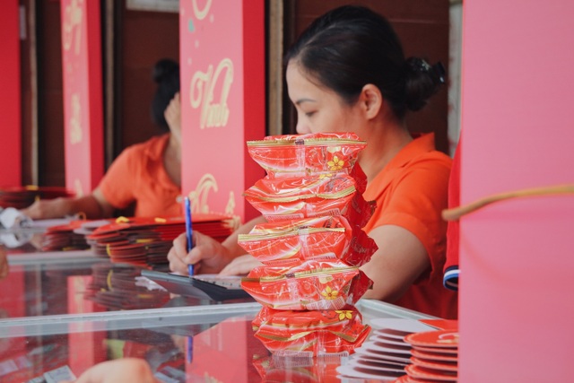 Bánh Trung thu chuẩn vị truyền thống “được lòng” nhiều thực khách - 3 Bánh Trung thu chuẩn vị truyền thống “được lòng” nhiều thực khách - 3