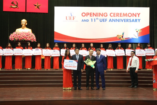 Hơn 30 tỷ đồng học bổng được trao tặng tại Lễ khai giảng của UEF - 2 Doanh nghiệp đối tác tặng học bổng cho Quỹ học bổng UEF
