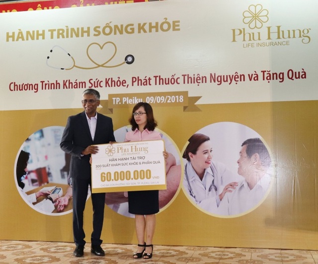 Phú Hưng Life tài trợ chăm sóc sức khỏe miễn phí cho 300 bà con nghèo tại TP. Pleiku - 1 Ông Lawrance William – Giám đốc điều hành kinh doanh Phú Hưng Life trao tặng bảng tài trợ