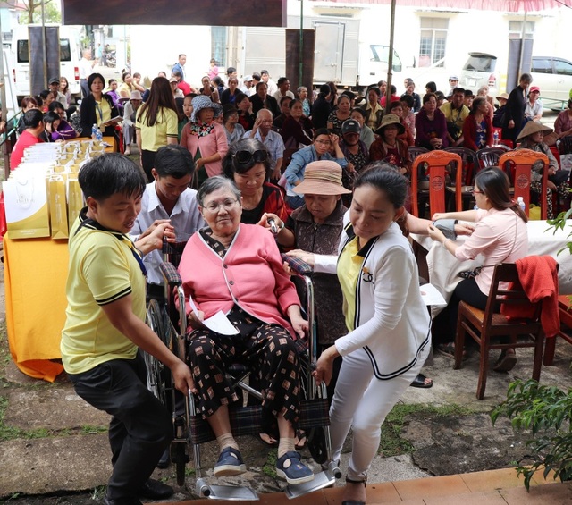 Phú Hưng Life tài trợ chăm sóc sức khỏe miễn phí cho 300 bà con nghèo tại TP. Pleiku - 4 Nhân viên Phú Hưng Life hỗ trợ người dân.