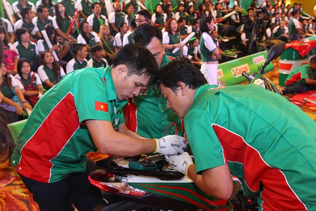 Thợ máy hào hứng nói chuyện truyền nghề - 2 Hình 2: Bộ ba thợ máy xuất sắc nhất Việt Nam cho biết các anh luôn sẵn sàng chia sẻ kinh nghiệm cho lớp thợ trẻ.
