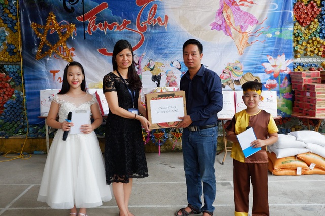 Nehob Việt Nam tổ chức chương trình thiện nguyện nhân dịp Trung thu tại Trung tâm BTXH III - 3 Giám đốc Nehob ôngNguyễn Huy Thọ tặng quà cho Đại diện Trung tâm Bảo trợ xã hội III.