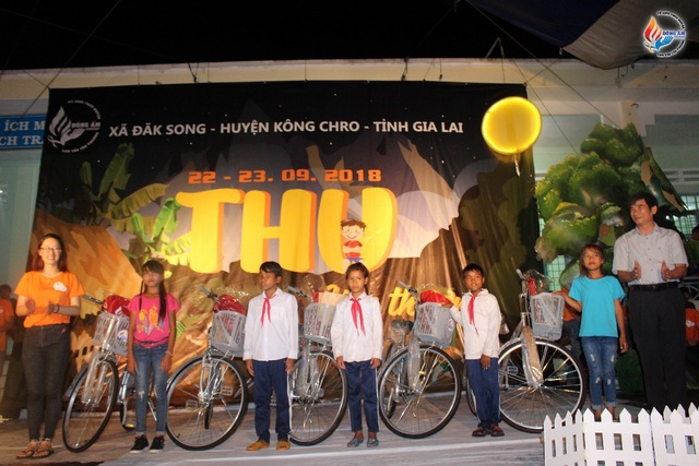 Vẽ nụ cười trẻ thơ bằng sắc màu của tuổi trẻ - 1
Trao học bổng cho các hoàn cảnh trẻ em nghèo vượt khó
