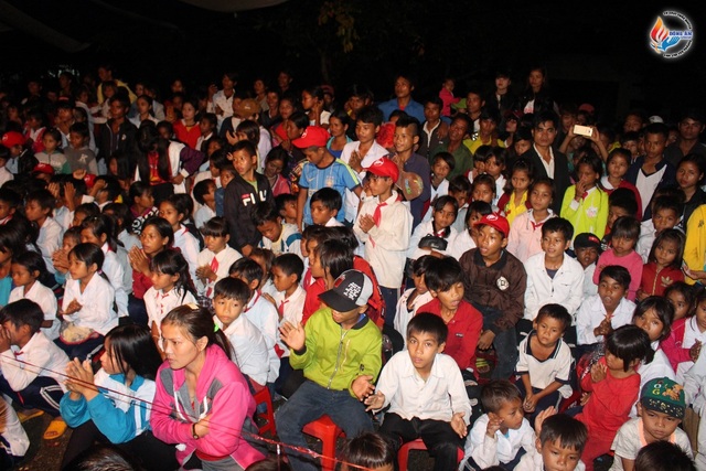 Vẽ nụ cười trẻ thơ bằng sắc màu của tuổi trẻ - 2
Trẻ em hứng khơi theo dõi đêm nhạc Trung Thu Yêu Thương