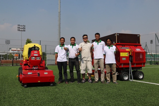 Tháng 10 này, Việt Nam đã về 2 dòng máy thi công và bảo dưỡng cỏ nhân tạo hiện đại hàng đầu Châu Âu - 1 Tổ kỹ thuật và chuyên gia SMG
