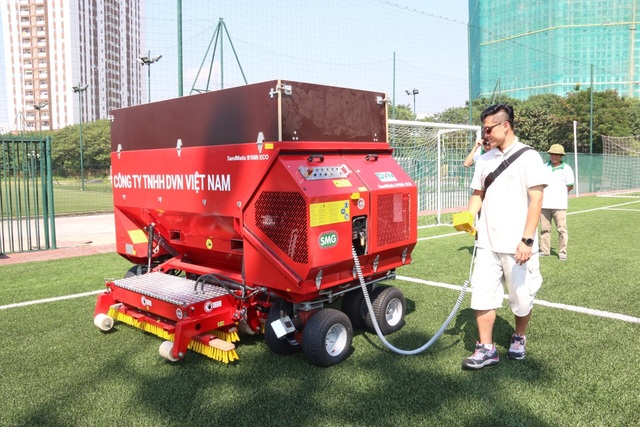 Tháng 10 này, Việt Nam đã về 2 dòng máy thi công và bảo dưỡng cỏ nhân tạo hiện đại hàng đầu Châu Âu - 2 Máy thi công SandMatic B1505 ECO