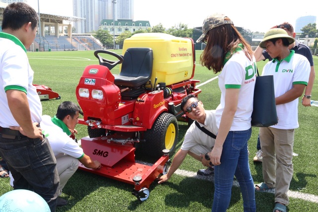 Tháng 10 này, Việt Nam đã về 2 dòng máy thi công và bảo dưỡng cỏ nhân tạo hiện đại hàng đầu Châu Âu - 3 Máy bảo dưỡng Sportchamp