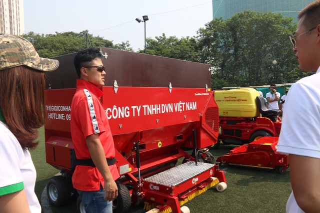 Tháng 10 này, Việt Nam đã về 2 dòng máy thi công và bảo dưỡng cỏ nhân tạo hiện đại hàng đầu Châu Âu - 4 Chuyên gia SMG giới thiệu máy thi công và bảo dưỡng
