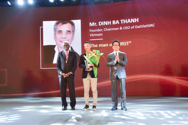 Chủ tịch DatVietVAC đón nhận hai giải thưởng danh giá Châu Á - 2
Ông Triệu Thế Hiệp – đại diện cho Ông Đinh Bá Thành ( đang trong thời gian công tác tại nước ngoài) nhận giải thưởng Movers & Shakers tại The Asia HRD Awards 2018