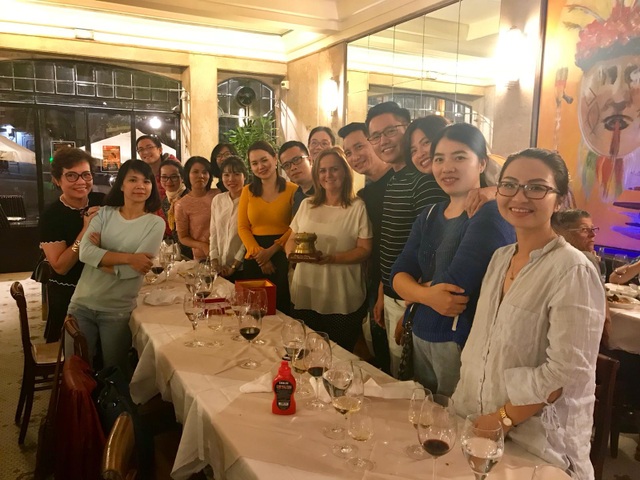 Du lịch Bồ Đào Nha dành nhiều ưu đãi cho khách Việt Nam trong năm 2019 - 2 Bà Sandra Lorenz <áo trắng, đứng giữa> - Giám đốc trung tâm xúc tiến du lịch quốc tế của miền bắc Bồ Đào Nha chụp chung cùng đoàn Việt Nam.