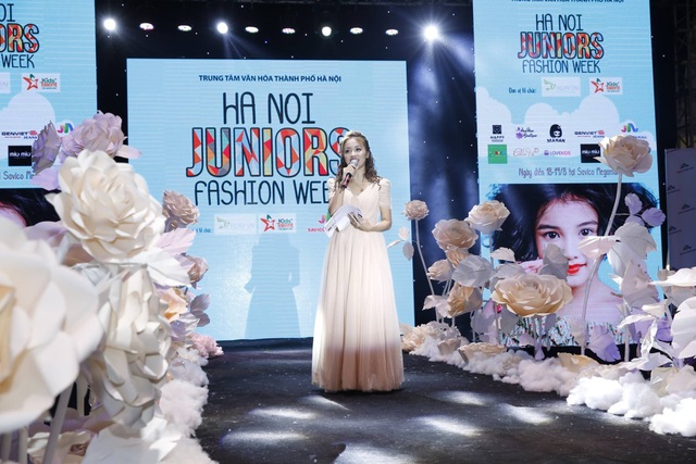 Hoa giấy Suchin: Thổi hồn vào những tờ giấy vô tri - 2 Một trong những ứng dụng của hoa khổng lồ là trang trí lối đi sân khấu.