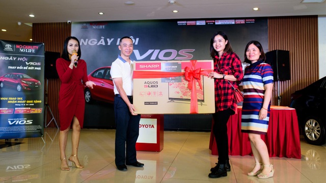 Toyota Vios 2018 đồng loạt xuống phố - 12 Quà tặng hấp dẫn dành cho Khách hàng tham gia.