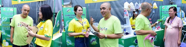Khi người phụ nữ dám bước ra khỏi rào cản và viết lên câu chuyện đam mê riêng - 5 Nghệ sĩ Quốc Thuận giao lưu với gian hàng của chị Song Đào, Thuý Diễm và Kim Ngân (từ trái sang)