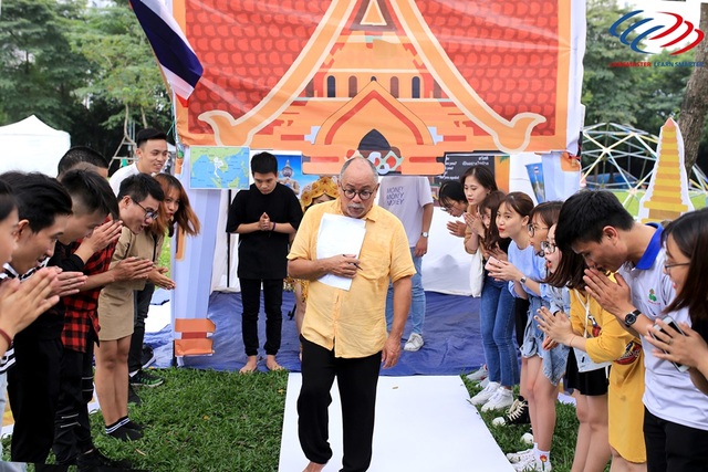 Sôi động cùng sân chơi văn hóa dành cho học viên Langmaster - 4 Giám đốc chuyên môn của Langmaster, bác Pedro Pastrano, cũng là giám khảo cuộc thi này, rất ngạc nhiên vì sự am hiểu đất nước lẫn văn hóa các quốc gia từ phần thi thuyết trình