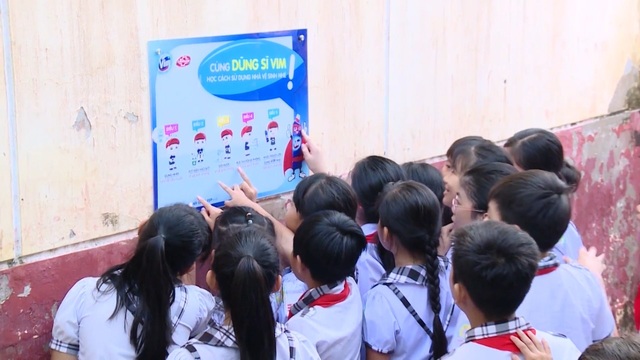 Bí quyết để nhà vệ sinh sáng sạch của học sinh tiểu học Tây Nam Bộ - 2 Các em học sinh hào hứng chỉ nhau cách giữ vệ sinh đúng cách