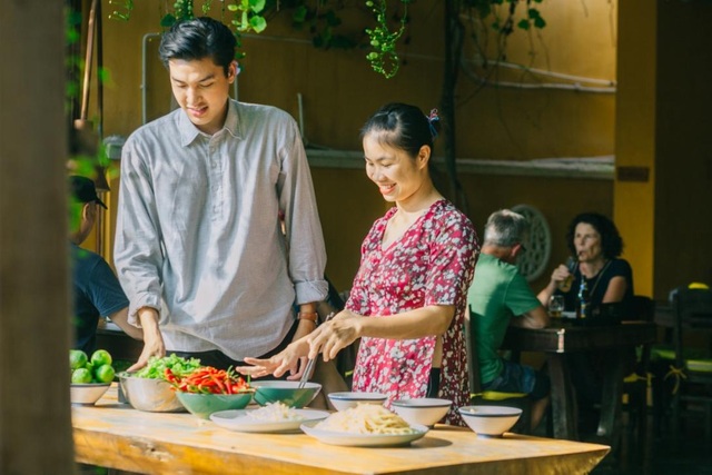Khám phá ẩm thực Hội An cùng Quang Đại - 4 Quang Đại được người dân Hội An hướng dẫn cách nấu mì Quảng đúng cách