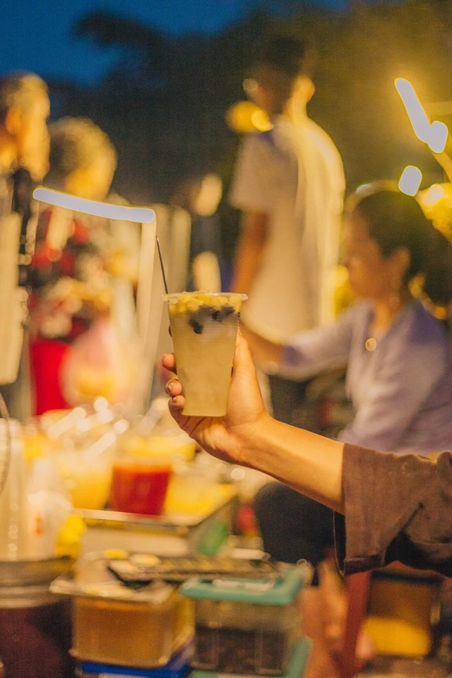 Khám phá ẩm thực Hội An cùng Quang Đại - 8 Lúc Hội An lên đèn, chọn cho mình những hàng quán ven đường với bánh mì thịt nướng hay một cốc chè sen dừa, vừa nhẹ bụng vừa có thêm thời gian ngắm phố cổ về đêm tuyệt đẹp.