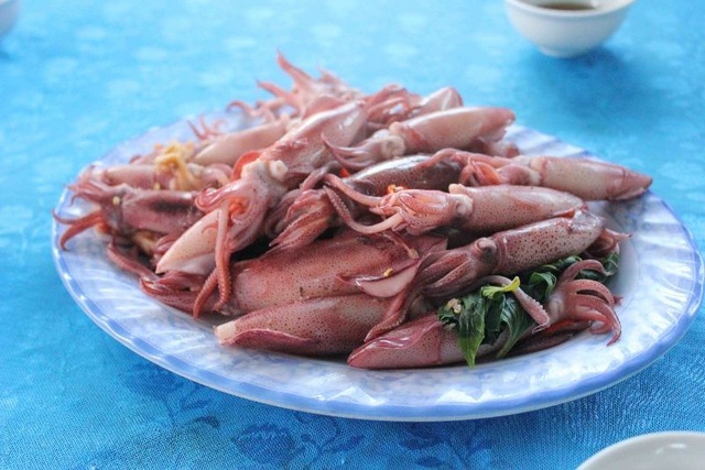 Phát thèm với những đặc sản ăn mãi không ngán ở Hà Tĩnh - 4 Du khách không phải chờ lâu để thưởng thức món hải sản đặc biệt này.