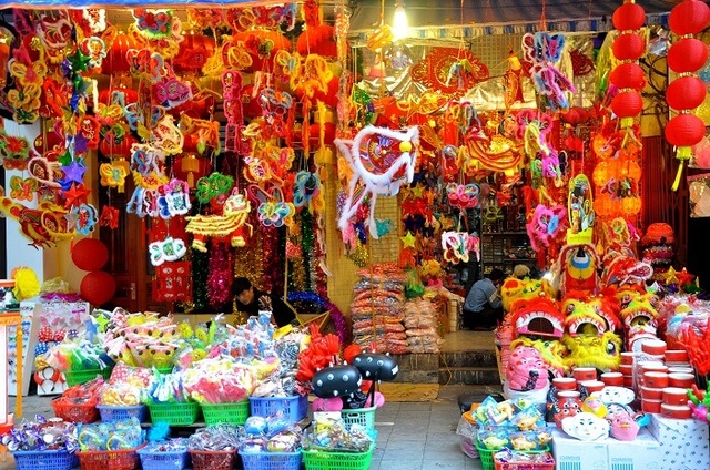 “Bỏ túi” 6 điểm vui chơi trung thu hấp dẫn nhất ở Hà Nội - 1 Phố Hàng Mã đã nhộn nhịp từ trước Trung thu. (Ảnh minh họa)