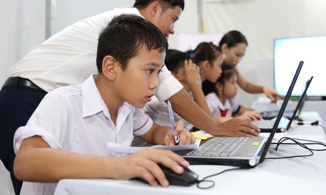 Đón Trung Thu, các bạn nhỏ Quảng Bình có thêm hàng trăm tủ sách, hàng ngàn đầu sách - 2 Các cô chú kỹ thuật viên của Viettel luôn sẵn sàng hướng dẫn các em sử dụng tiện ích học tập online trên Viettel Study.