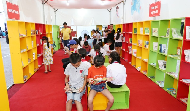 Đón Trung Thu, các bạn nhỏ Quảng Bình có thêm hàng trăm tủ sách, hàng ngàn đầu sách - 3 Nhiều bạn nhỏ say sưa với tủ sách tại chương trình