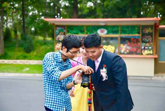 Một Triều Tiên rất khác qua góc nhìn của du khách Việt - 5 Anh Quang Minh và đôi bạn trẻ chụp ảnh cưới ở công viên.