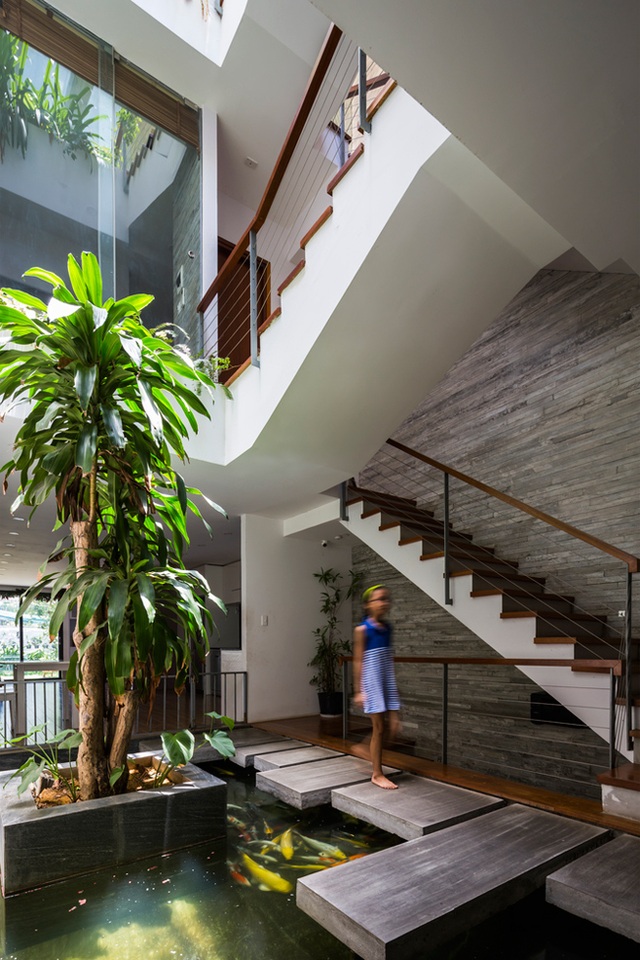 Biệt thự tại Đà Nẵng đẹp hút hồn với kiến trúc như công viên thẳng đứng trong nhà - 7 Đây chính là giếng giời, cung cấp ánh sáng cho toàn bộ không gian sống.