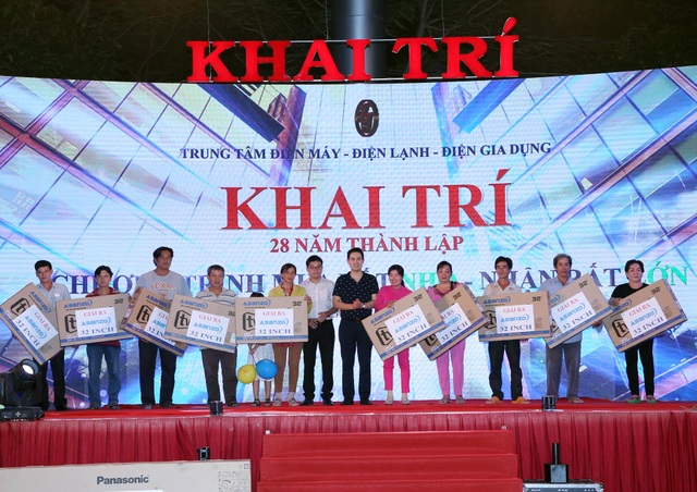 Ra mắt trung tâm điện máy hơn 6000m2 tại Vĩnh Long - 5 Ông Phạm Văn Tam - Chủ Tịch Tập Đoàn điện tử Asanzo trao quà cho những khách hàng may mắn.