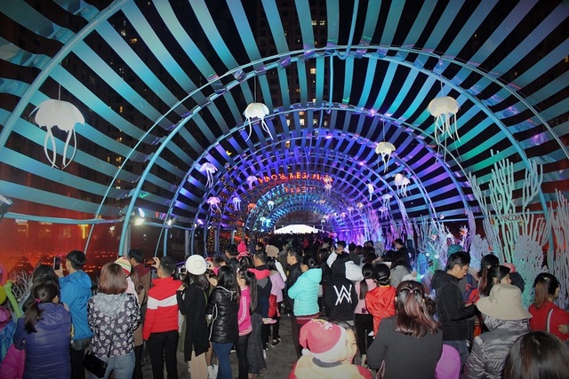 Người Hà Nội nô nức đổ về nhà thờ, trung tâm thương mại đón Giáng sinh - 13 Năm nay, Time City được trang trí với sân khấu nhạc nước tuyệt đẹp và con đường dài 100m mô phỏng thủy cung với dải san hô nhiều màu sắc. Chương trình nhạc nước diễn ra từ 19 giờ và kéo dài trong 15 phút. Các bản nhạc được chọn hầu hết đều xoay quanh chủ đề Giáng sinh.