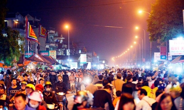 Những phiên chợ “âm phủ” đặc biệt nhất Việt Nam - 2 Phiên chợ lúc nào cũng tấp nập người. (Ảnh: vietnamnet)